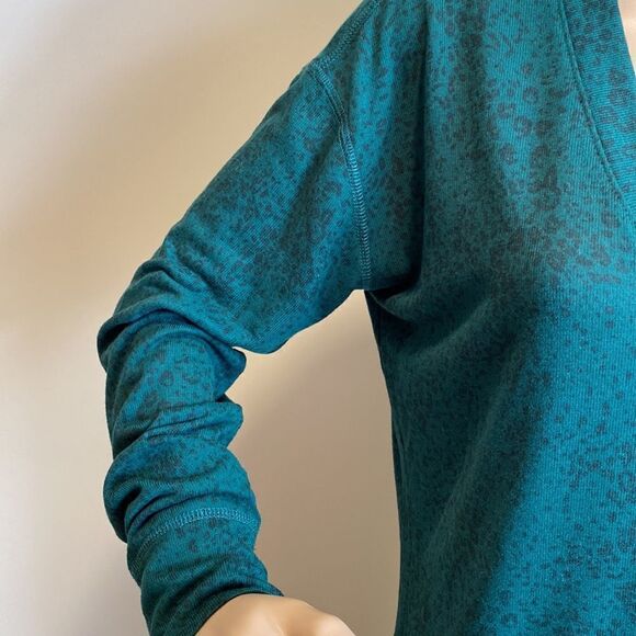 David Lerner Evereve green cheetah print top pullover size M - Picture 2 of 8